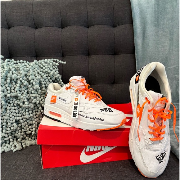 Nike Air Max White with orange Just Do It shoe laces - Picture 1 of 3